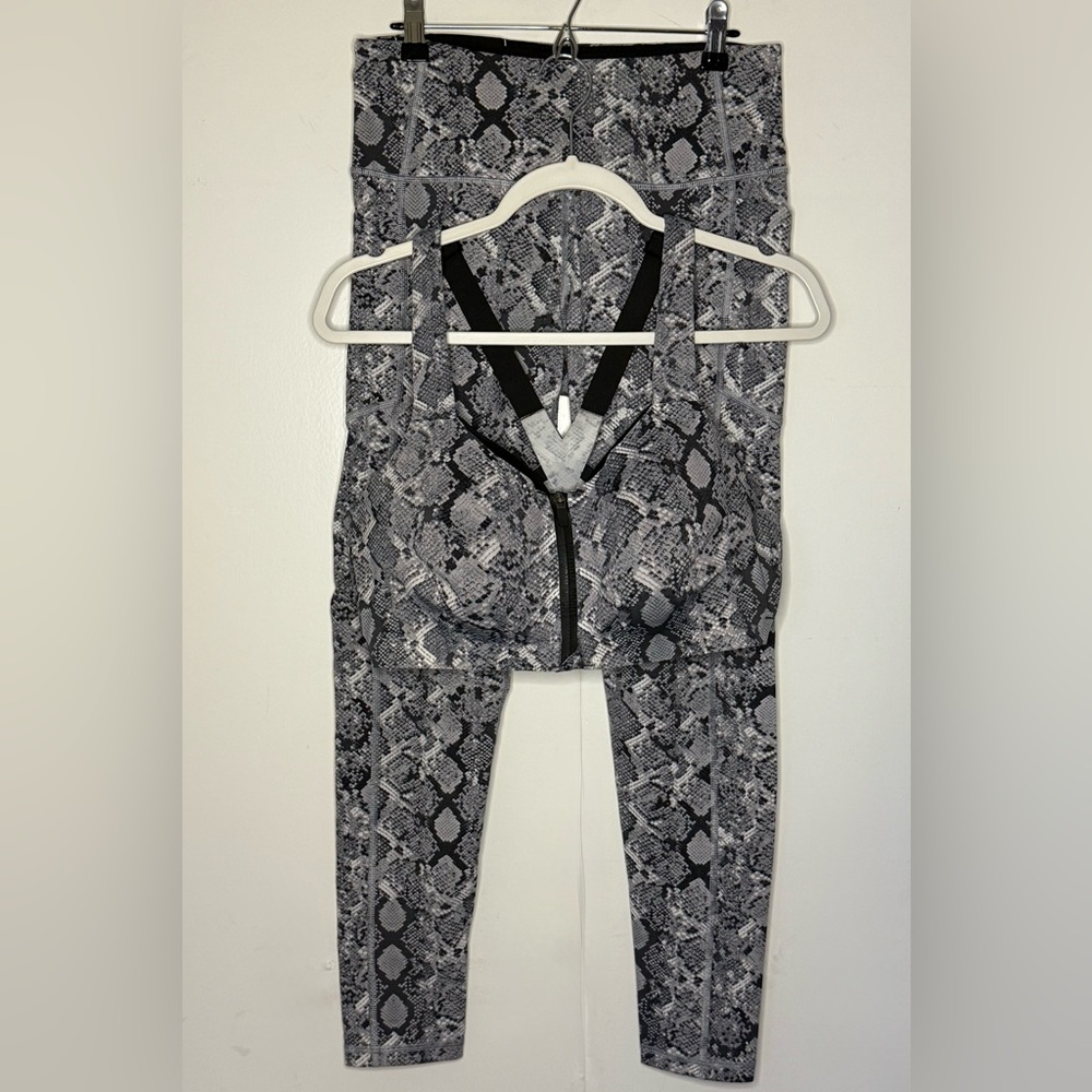 Victoria Sport Knockout Snake Print Set Bra 38DD Leggings M
